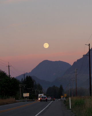 Illustration for article titled 19 Stunning Photos of The Year's Biggest, Most Beautiful Moon So Far
